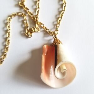 Vintage seashell necklace mother of pearl off white gold tone beach sea shell